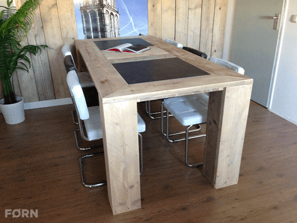 Steigerhouten tafel met natuursteen